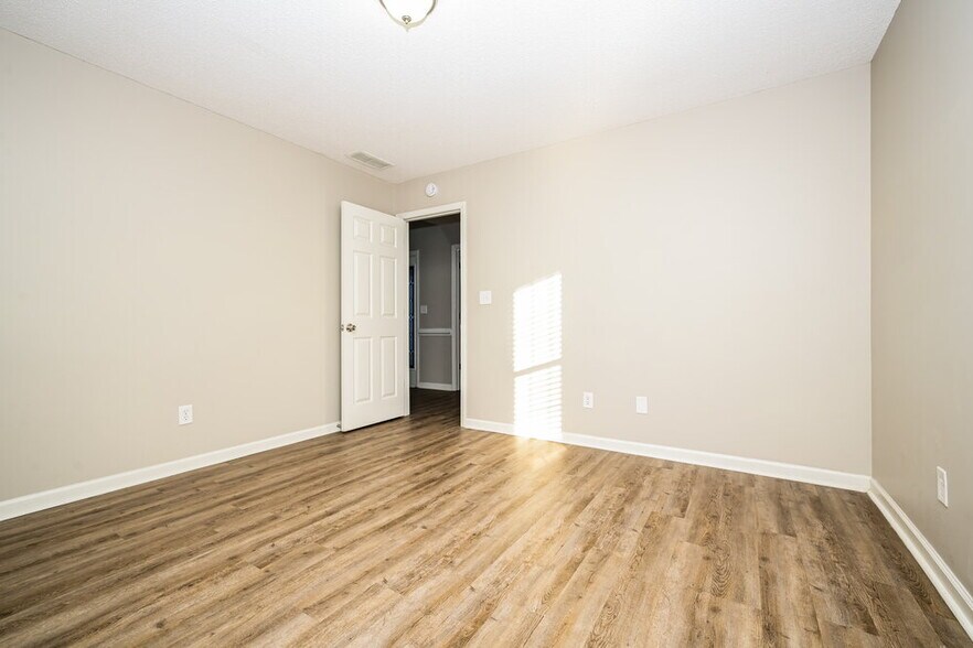 Building Photo - 201 Retour Cir