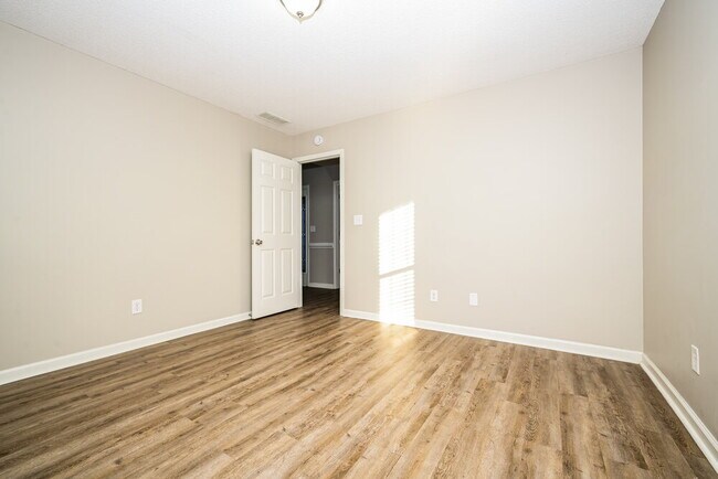 Building Photo - 201 Retour Cir