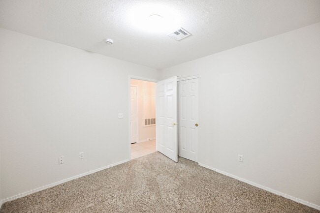 Building Photo - Gated Community townhome, with private garage