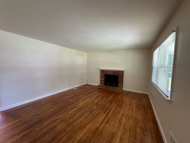 Building Photo - 1408 Dermott Ave