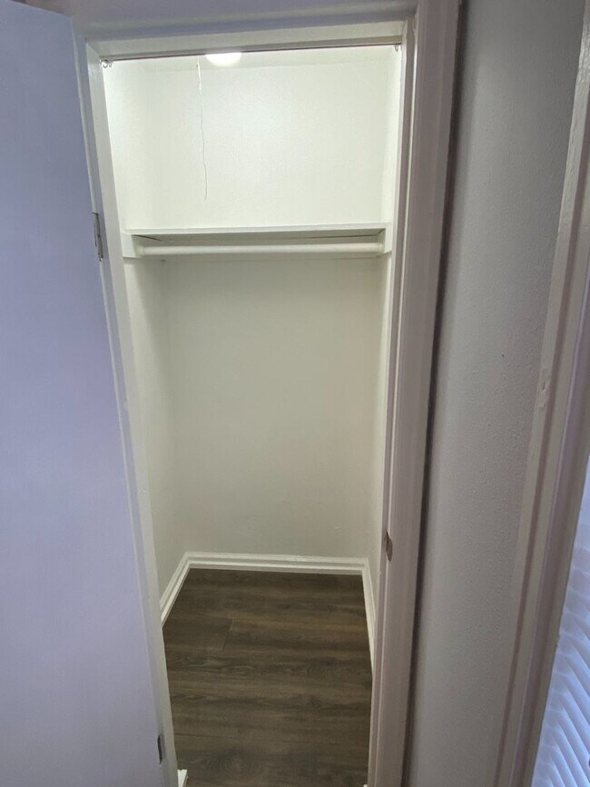 Building Photo - 2BR/1BA Apartment for Rent