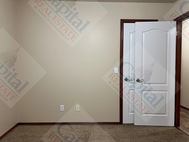 Building Photo - Spacious Duplex in Harrah
