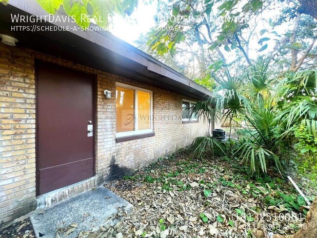 Building Photo - Charming duplex located just minutes from ...