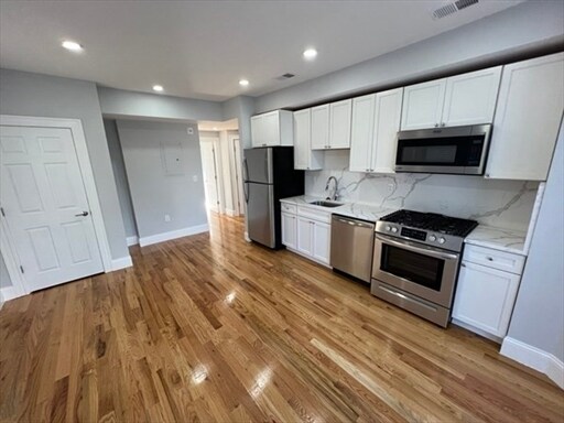 Building Photo - 372 Beacon St