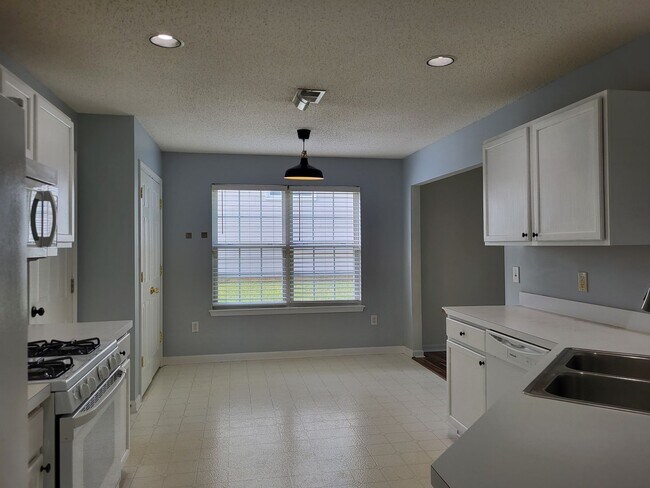 Building Photo - 3 bedroom home in Highland Creek