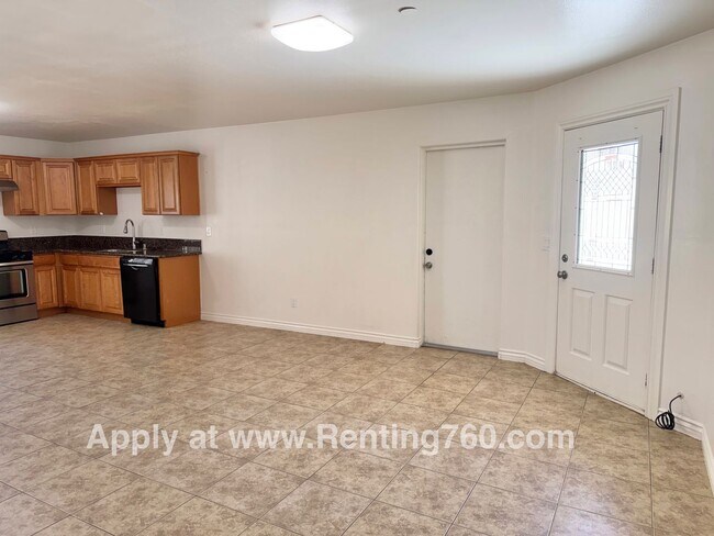 Building Photo - 3 Bed 2 Bath Home With Scenic Desert Views