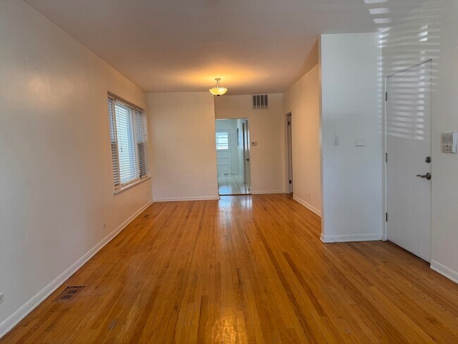 Building Photo - 3834 N Hermitage Ave