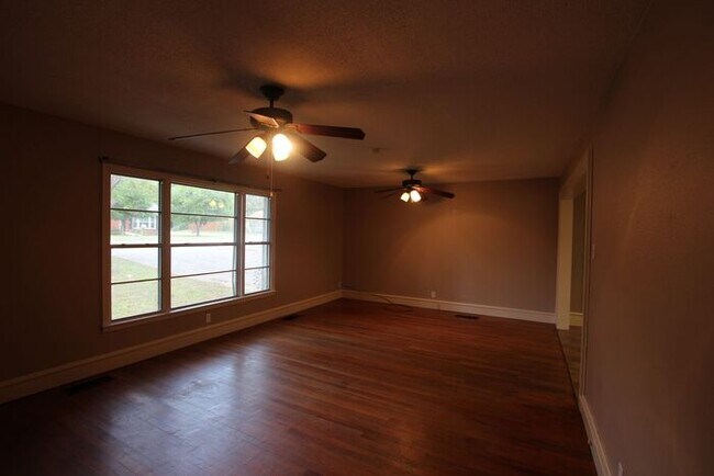 Building Photo - Charming 3 Bedroom 2 Bath Near TJC!