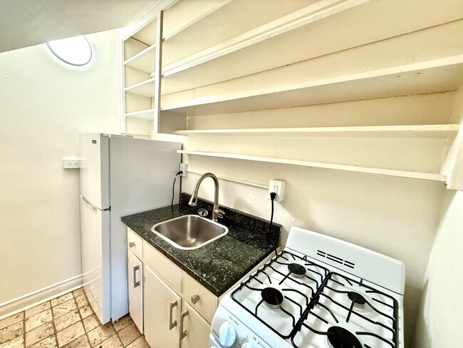 Building Photo - Top floor Studio Apartment in Capitol Hill! Available NOW!