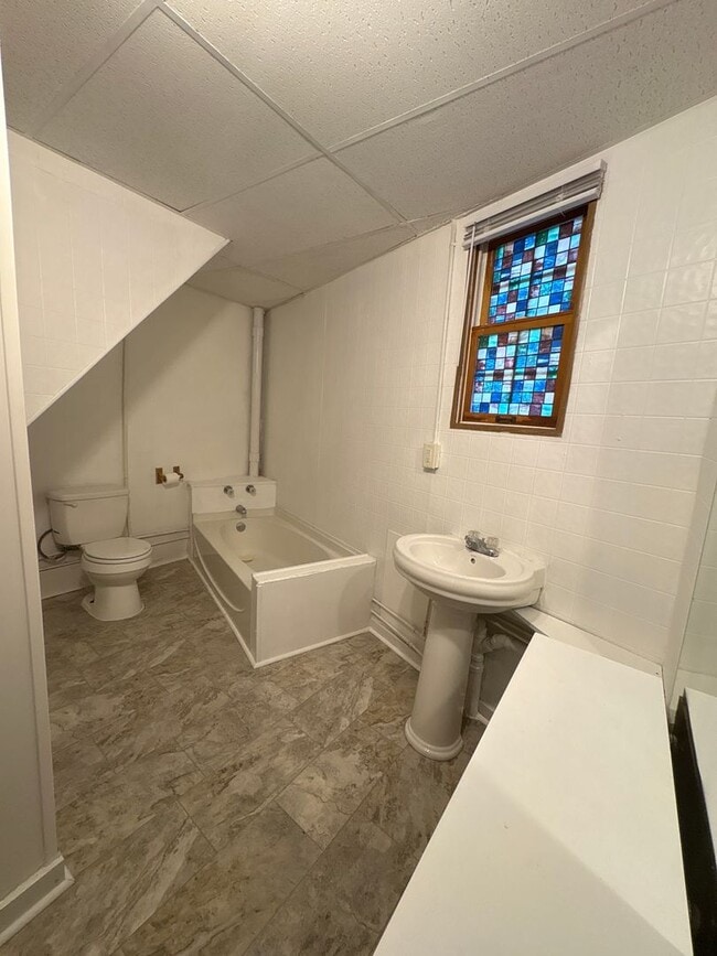 Building Photo - Spacious 2+ Bedroom Apartment-York City SD