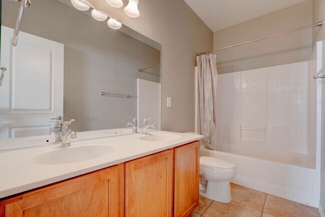 Building Photo - 2589 Chateau Clermont St