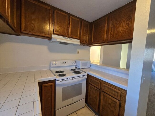 Building Photo - Discover this well-appointed 2-bedroom, 1.5-bath condo in San Diego