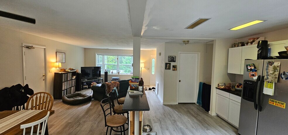 Building Photo - 13 Cardinal Dr