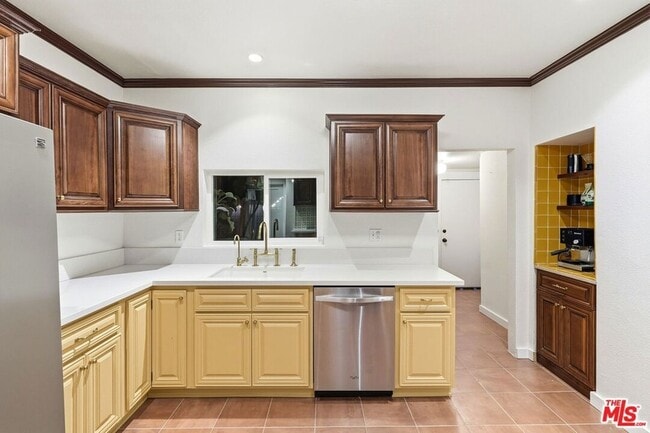 Building Photo - 1458 W 48th St