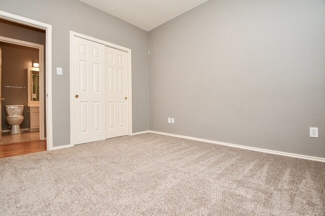 Building Photo - 4622 Forest Home Dr