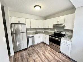 Building Photo - this beautiful 2 bedroom/1.5 bathroom townhouse apartment