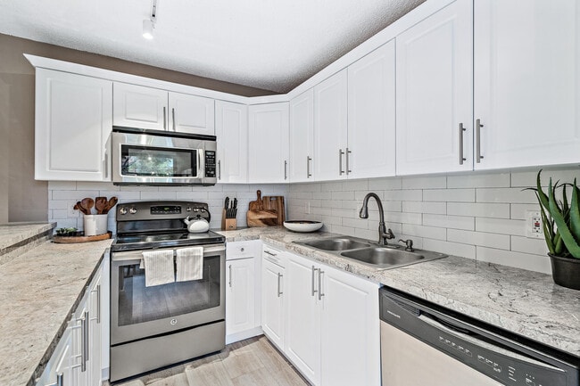 Building Photo - 825 Center St