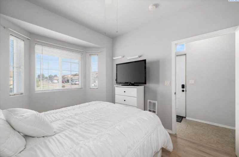 Building Photo - 4215 W 2nd Ave