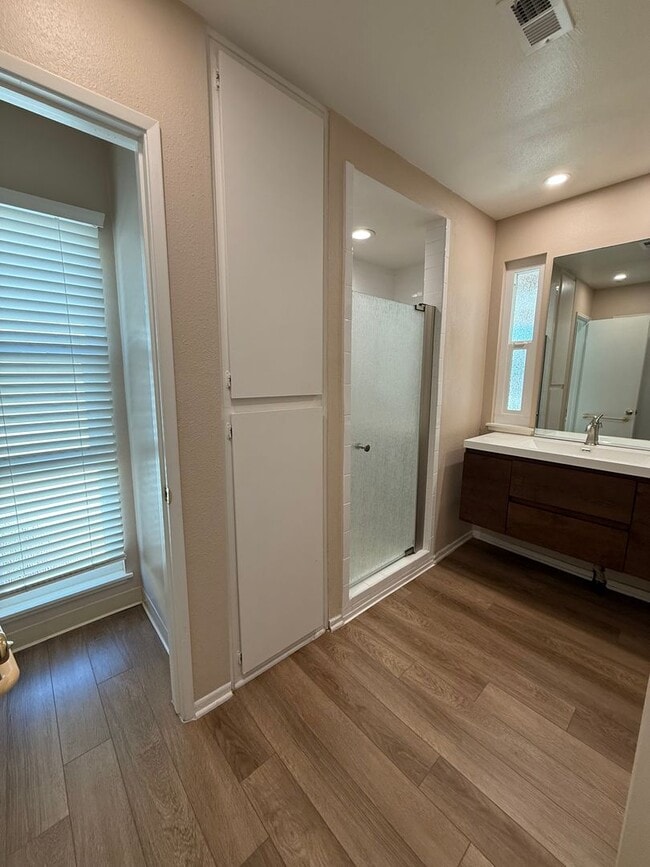 Building Photo - Highly Desirable 3 bed 2 1/2 bath condo in...