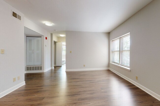 Dining/Living room - Kenwood