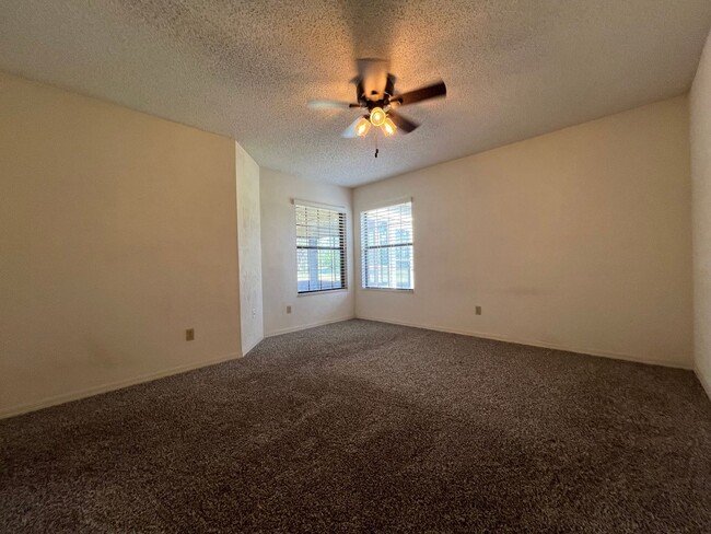 Building Photo - Beautiful 3 bed 2.5 bath townhome