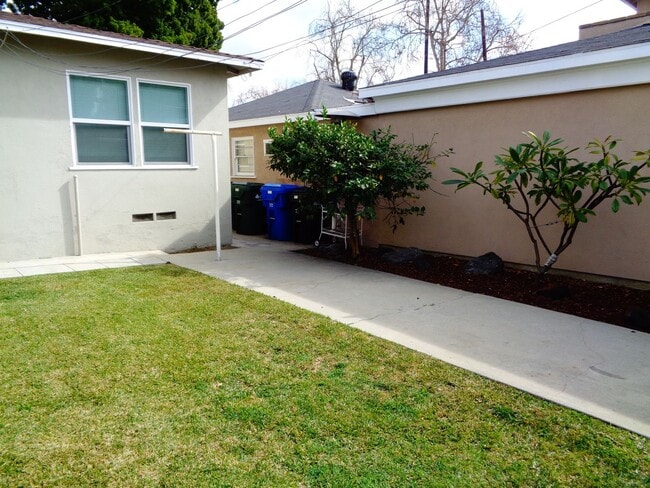 Building Photo - 2 Bedroom 1 Bath Ground Floor Apartment fo...