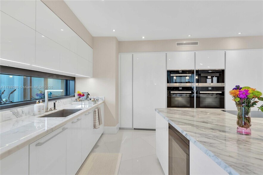 Building Photo - 18555 Collins Ave