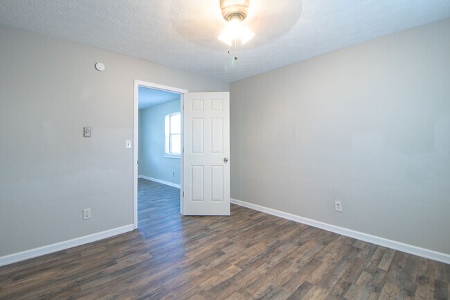 Building Photo - 9-409 Thompsonville Ln