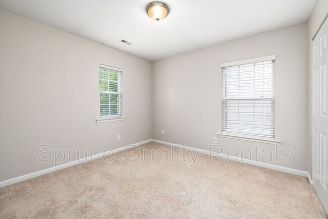 Building Photo - 206 Northlands Dr