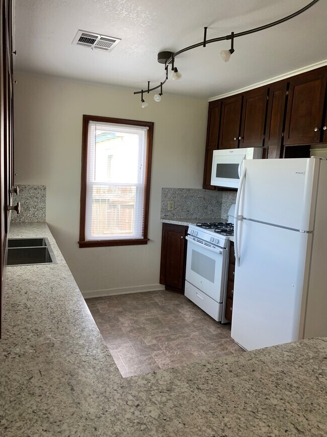 Building Photo - Adorable 3 Bd 1 ba w/ garage