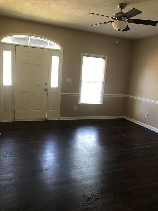 Building Photo - Nice 2 bedroom 2.5 bath town home in quiet neighborhood in town