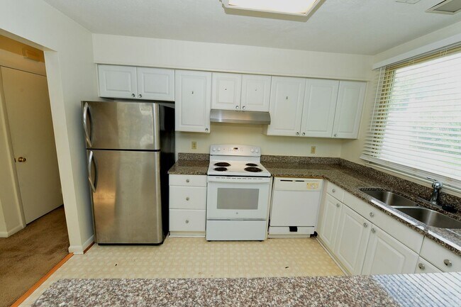 Building Photo - Community Lake-Dock and Private Beach