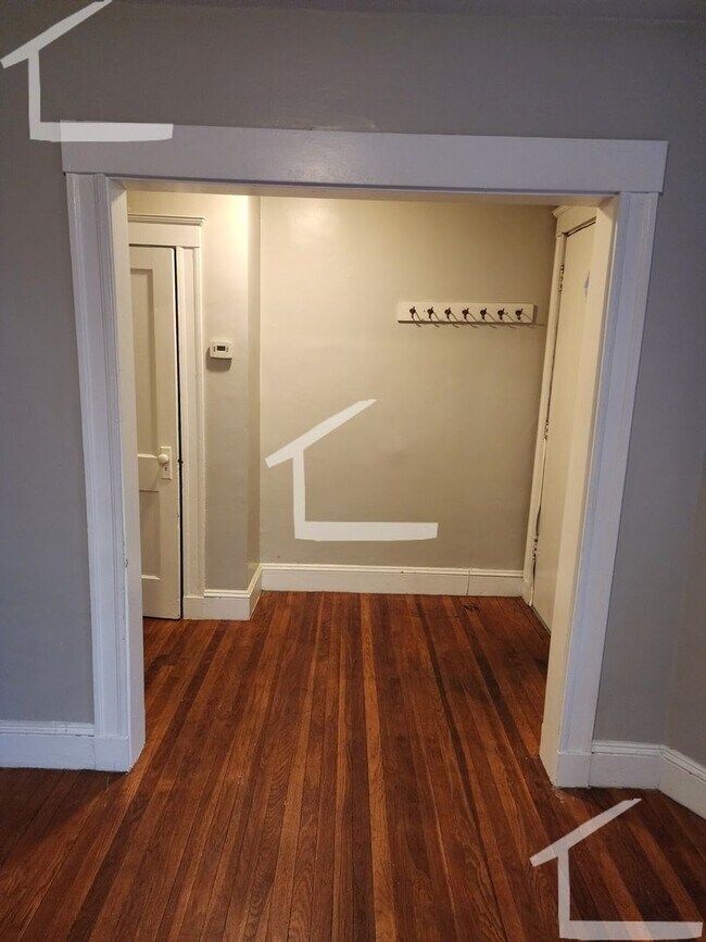 Building Photo - Large and Sunny 2-Bed, 1-Bath in JP Avail for June