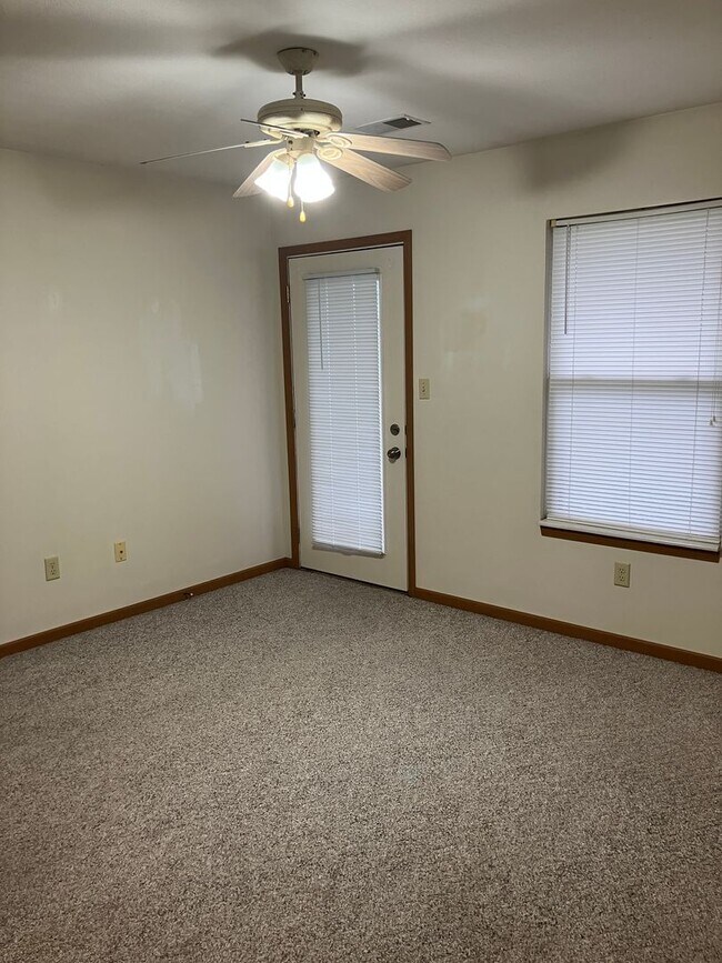 Building Photo - Charming 2-Bedroom Ranch in Peaceful Piqua Neighborhood!