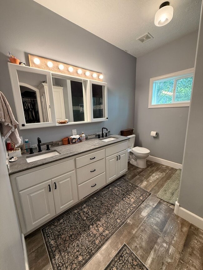 Building Photo - 304 Palomino Dr