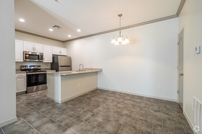 2BR, 2BA - 1,000SF - Dining Room - The Heights