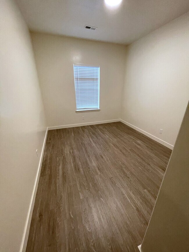 Building Photo - Spacious 3 Bed 2.5 Bath Townhome for Rent ...