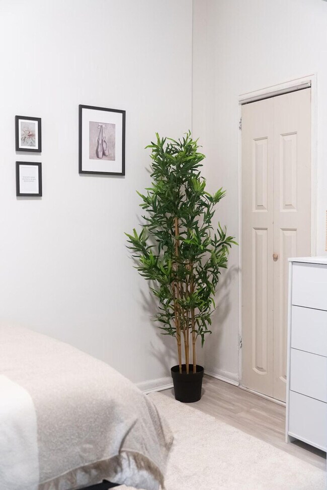 Building Photo - 252 E 33rd St