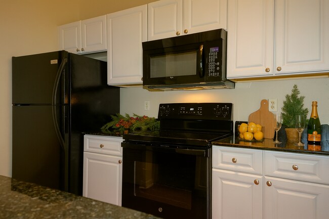 Building Photo - Capri at Hunters Creek - 2 WEEKS RENT FREE...