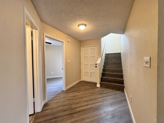 Building Photo - Great 3 bedroom 2 bath culdesac lot with fireplace