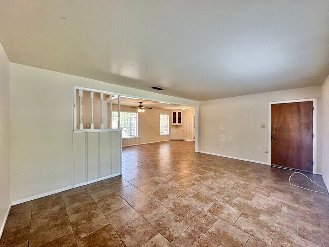 Building Photo - Spacious 3 bedroom 2 bathroom home in Tyler!
