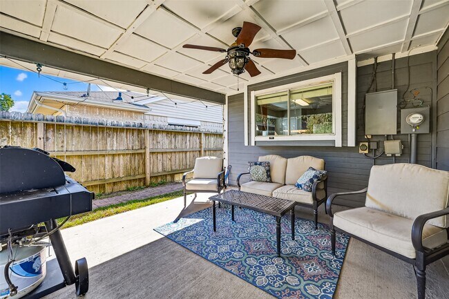 Building Photo - 930 Holly Hall Dr