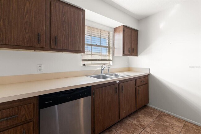 Building Photo - 200 Country Club Dr