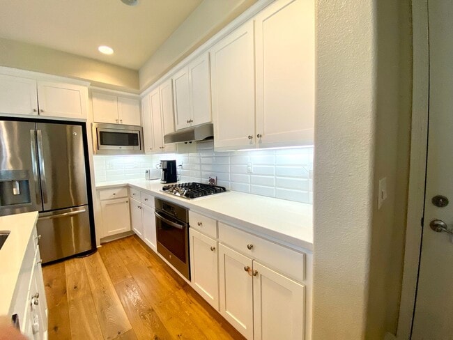 Building Photo - Pleasanton End Unit Andares Townhouse 3 BD...