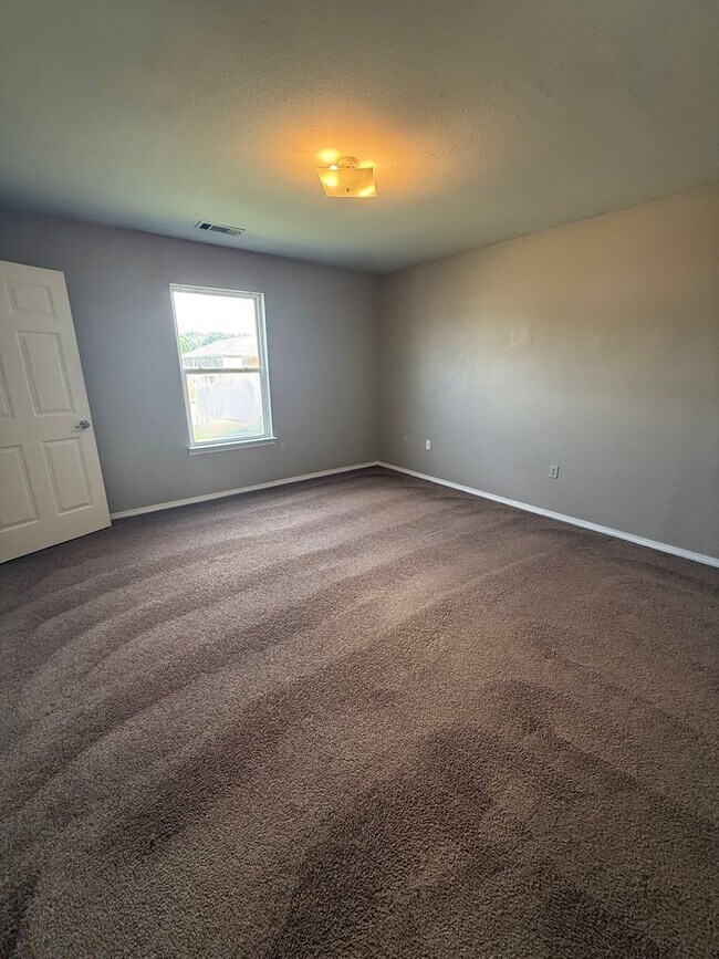 Building Photo - uTown - Your Perfect Rental Community!