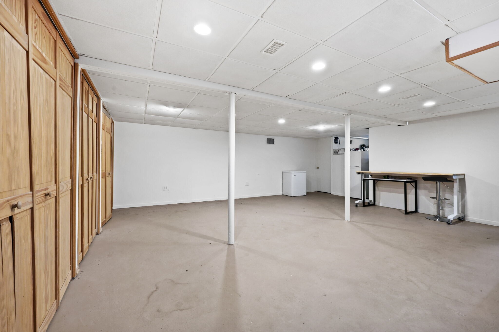 Building Photo - 2881 Meadowcrest Dr