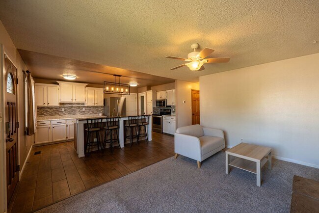 Building Photo - ***MOVE IN SPECIAL*** $500 OFF 1st MONTH'S...