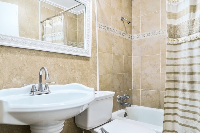 Building Photo - 1510 Crescent Dr