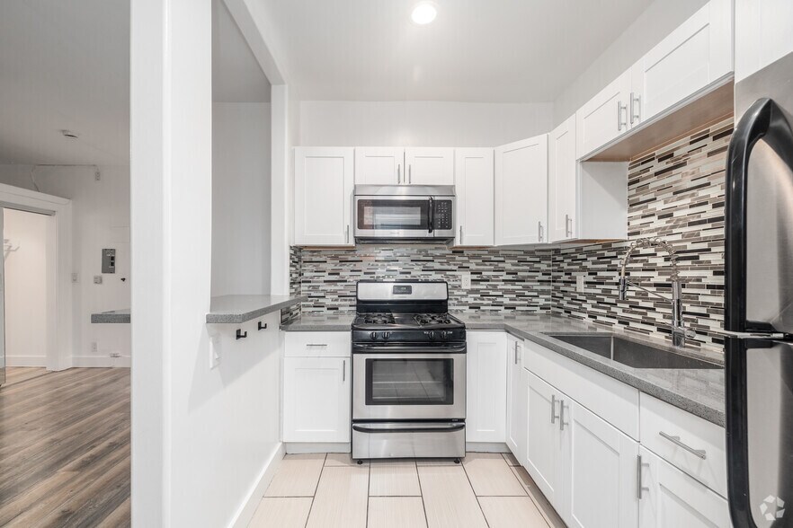 Studio - 420SF - Kitchen - 307 N Rampart Blvd