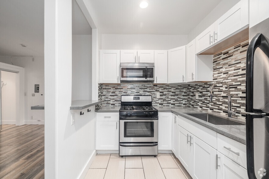 Studio - 420SF - Kitchen - The Lewelleyn Manor Apartments